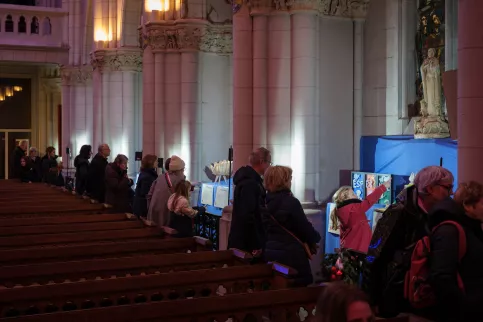 Des visiteurs venant admirer et voter pour leur coup de cœur pour le concours de crèche 2024